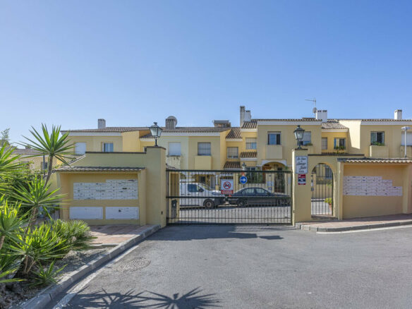 FOR SALE 🏡 Three-Bedroom Townhouse with Mountain Views in a Gated Community – Estepona 🇪🇸