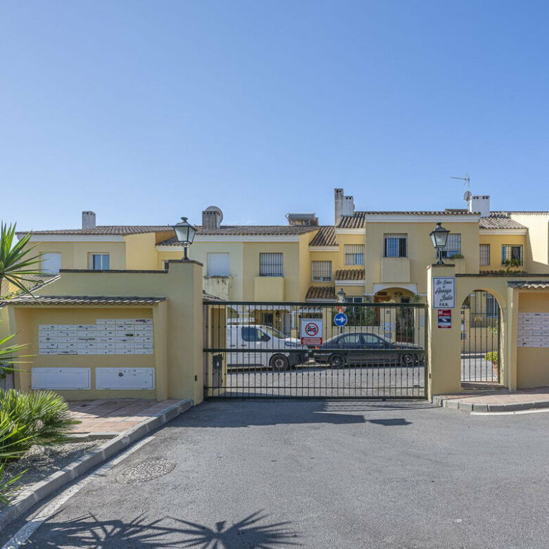 FOR SALE 🏡 Three-Bedroom Townhouse with Mountain Views in a Gated Community – Estepona 🇪🇸