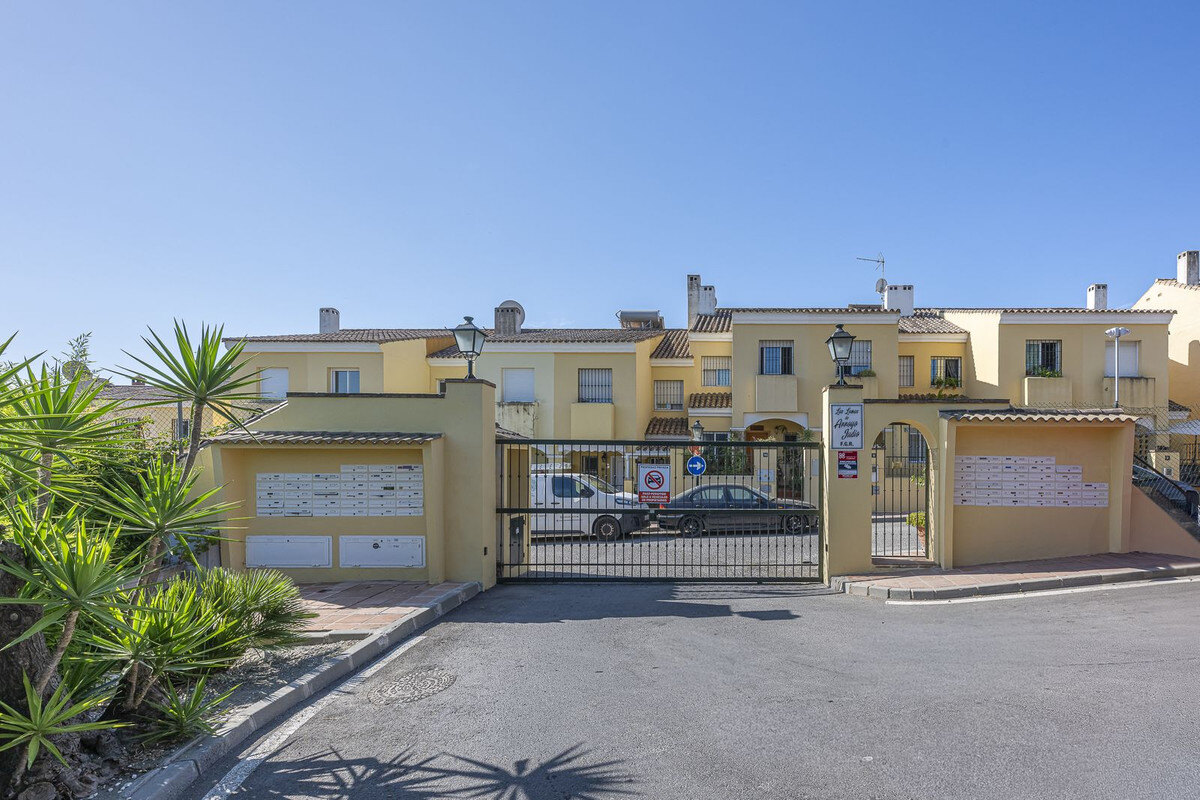 FOR SALE 🏡 Three-Bedroom Townhouse with Mountain Views in a Gated Community – Estepona 🇪🇸