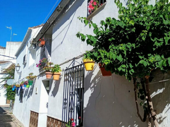 FOR SALE 🏡 Andalusian Town House to Renovate by Plaza de las Flores – Old Town, Estepona 🇪🇸