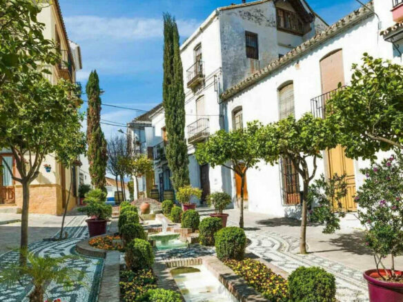 FOR SALE 🏡 Andalusian Town House to Renovate by Plaza de las Flores – Old Town, Estepona 🇪🇸