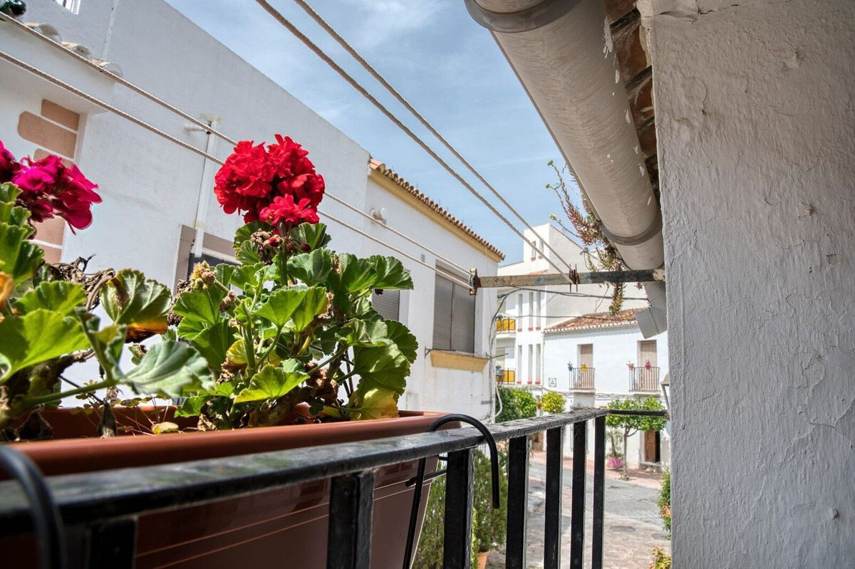 FOR SALE 🏡 Andalusian Town House to Renovate by Plaza de las Flores – Old Town, Estepona 🇪🇸