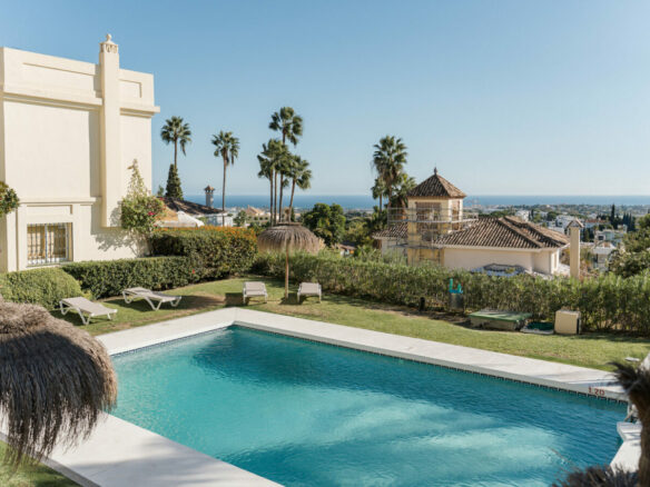 FOR SALE 🏡 Renovated Four-Bedroom Townhouse with Rooftop Jacuzzi and Panoramic Sea Views – La Quinta, Benahavís 🇪🇸