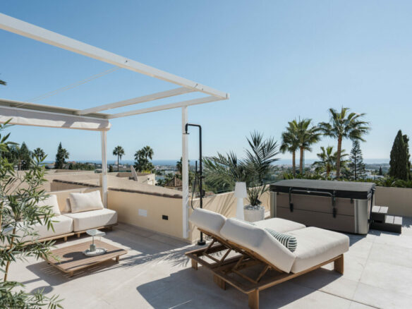 FOR SALE 🏡 Renovated Four-Bedroom Townhouse with Rooftop Jacuzzi and Panoramic Sea Views – La Quinta, Benahavís 🇪🇸