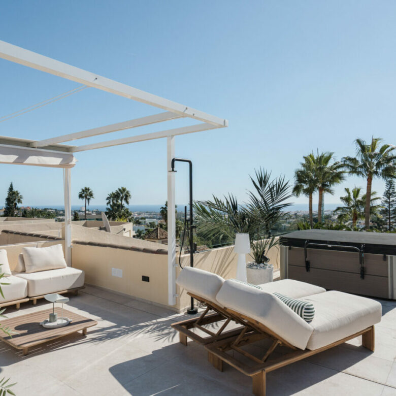 FOR SALE 🏡 Renovated Four-Bedroom Townhouse with Rooftop Jacuzzi and Panoramic Sea Views – La Quinta, Benahavís 🇪🇸