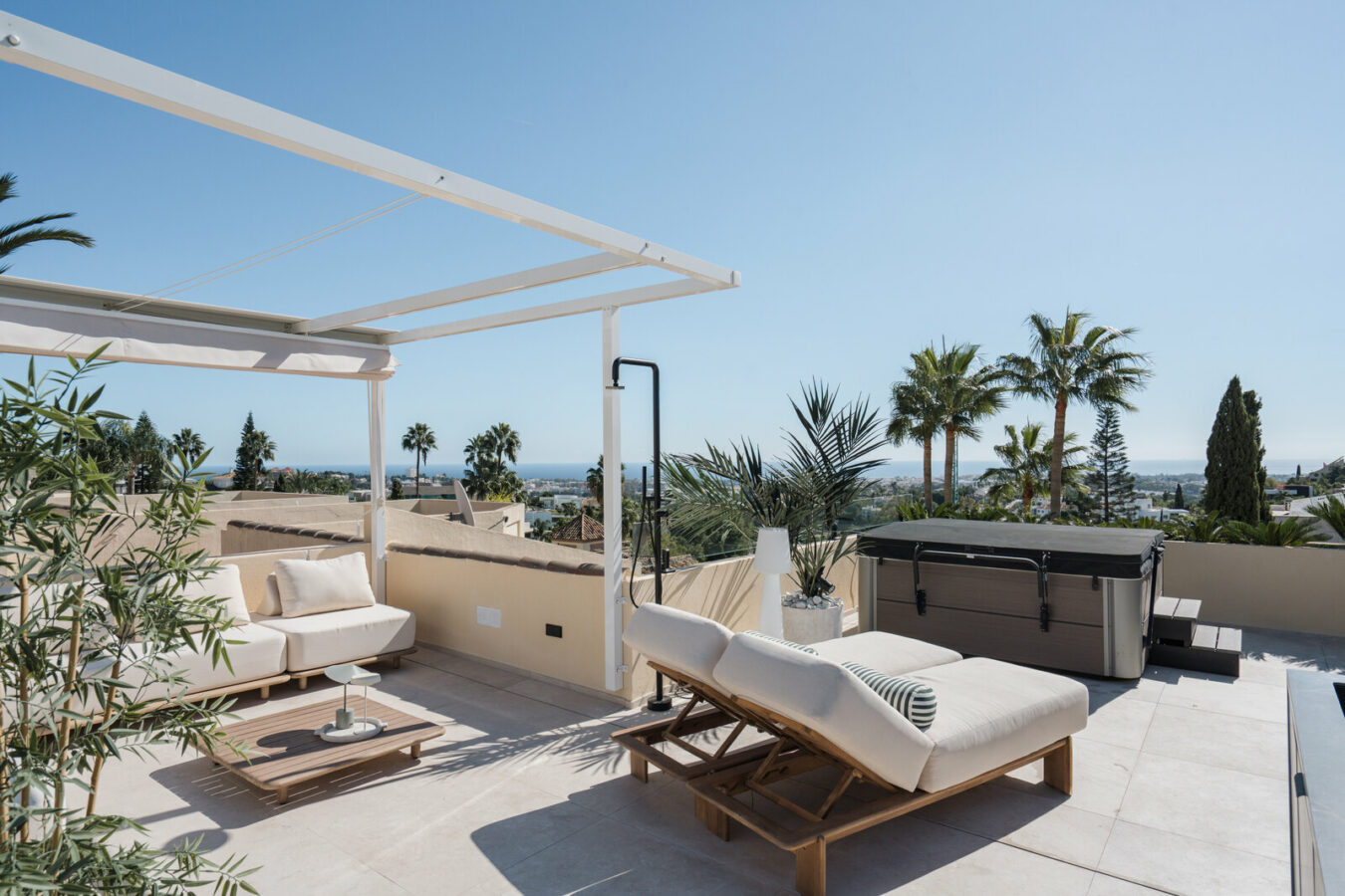 FOR SALE 🏡 Renovated Four-Bedroom Townhouse with Rooftop Jacuzzi and Panoramic Sea Views – La Quinta, Benahavís 🇪🇸