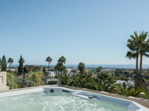 FOR SALE 🏡 Renovated Four-Bedroom Townhouse with Rooftop Jacuzzi and Panoramic Sea Views – La Quinta, Benahavís 🇪🇸