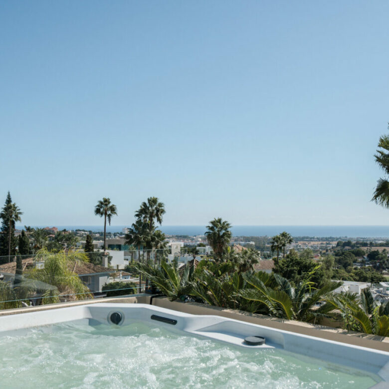 FOR SALE 🏡 Renovated Four-Bedroom Townhouse with Rooftop Jacuzzi and Panoramic Sea Views – La Quinta, Benahavís 🇪🇸