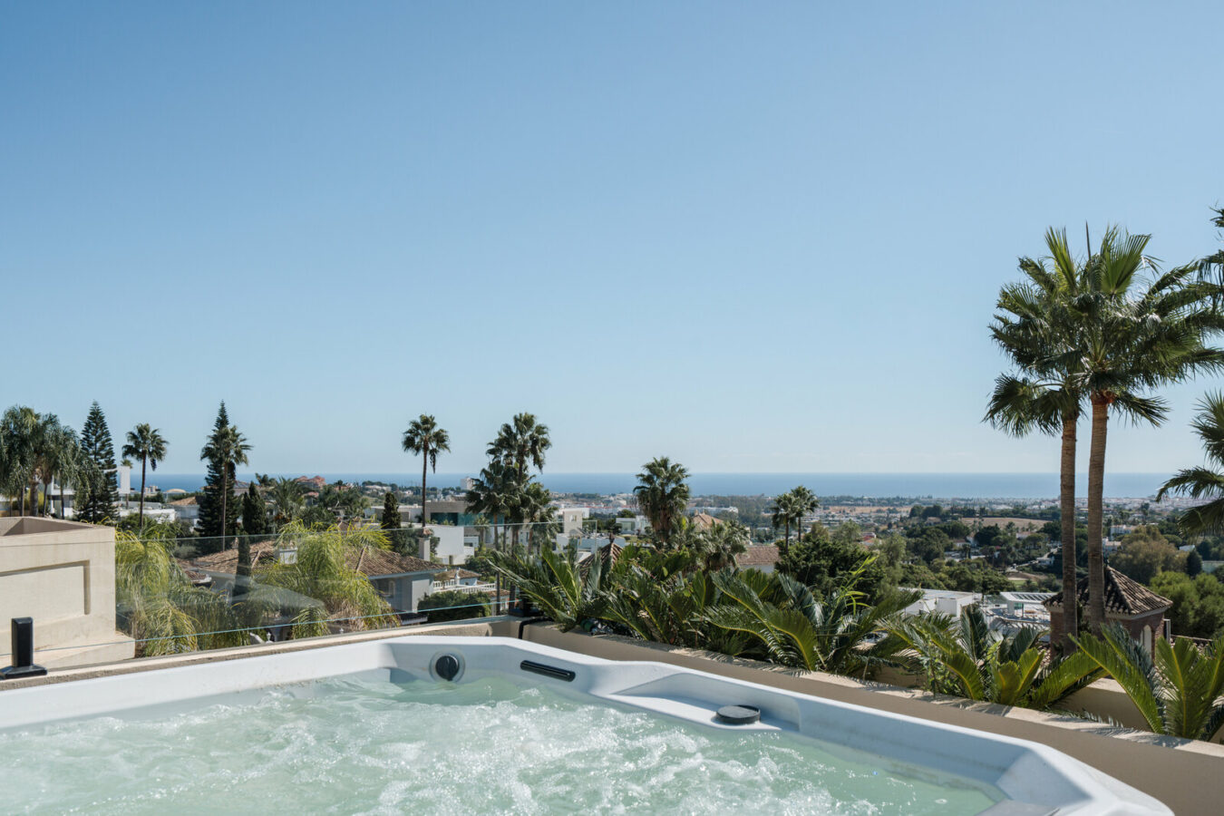 FOR SALE 🏡 Renovated Four-Bedroom Townhouse with Rooftop Jacuzzi and Panoramic Sea Views – La Quinta, Benahavís 🇪🇸