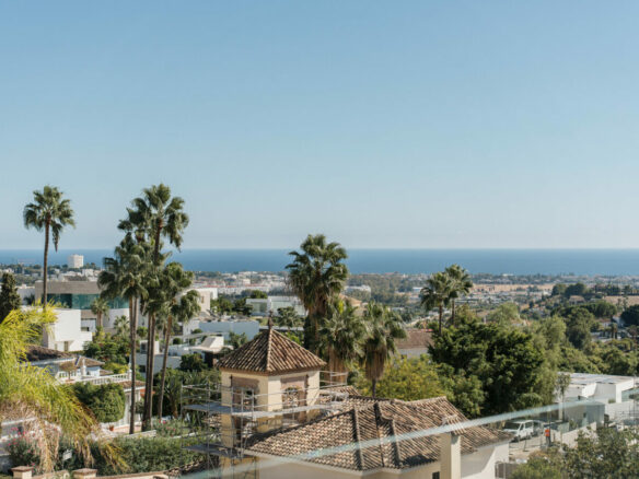 FOR SALE 🏡 Renovated Four-Bedroom Townhouse with Rooftop Jacuzzi and Panoramic Sea Views – La Quinta, Benahavís 🇪🇸