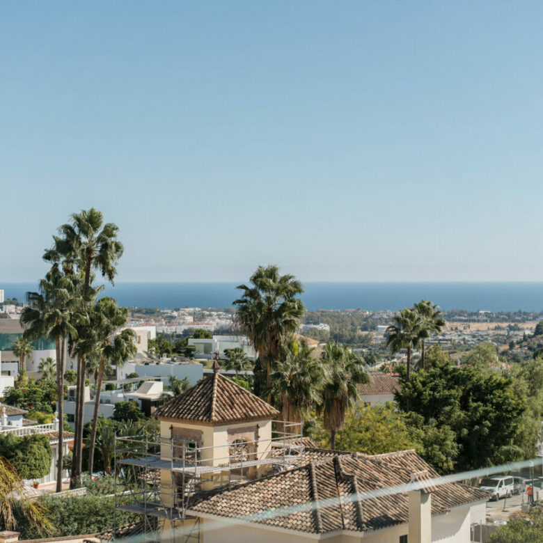 FOR SALE 🏡 Renovated Four-Bedroom Townhouse with Rooftop Jacuzzi and Panoramic Sea Views – La Quinta, Benahavís 🇪🇸