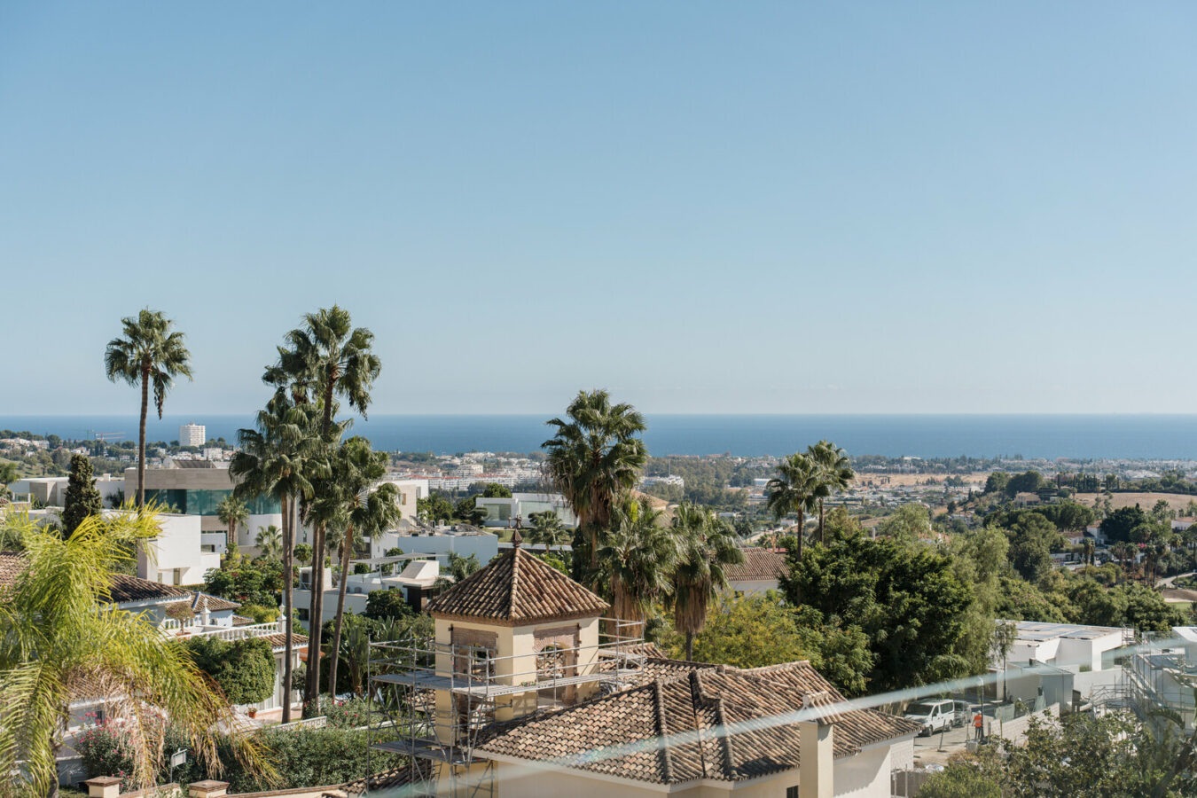 FOR SALE 🏡 Renovated Four-Bedroom Townhouse with Rooftop Jacuzzi and Panoramic Sea Views – La Quinta, Benahavís 🇪🇸