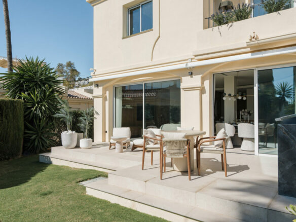 FOR SALE 🏡 Renovated Four-Bedroom Townhouse with Rooftop Jacuzzi and Panoramic Sea Views – La Quinta, Benahavís 🇪🇸