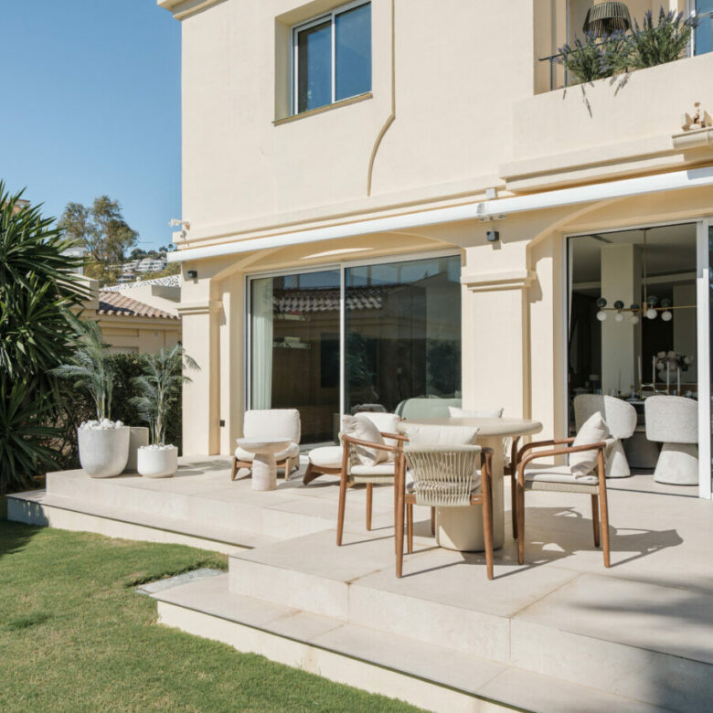 FOR SALE 🏡 Renovated Four-Bedroom Townhouse with Rooftop Jacuzzi and Panoramic Sea Views – La Quinta, Benahavís 🇪🇸