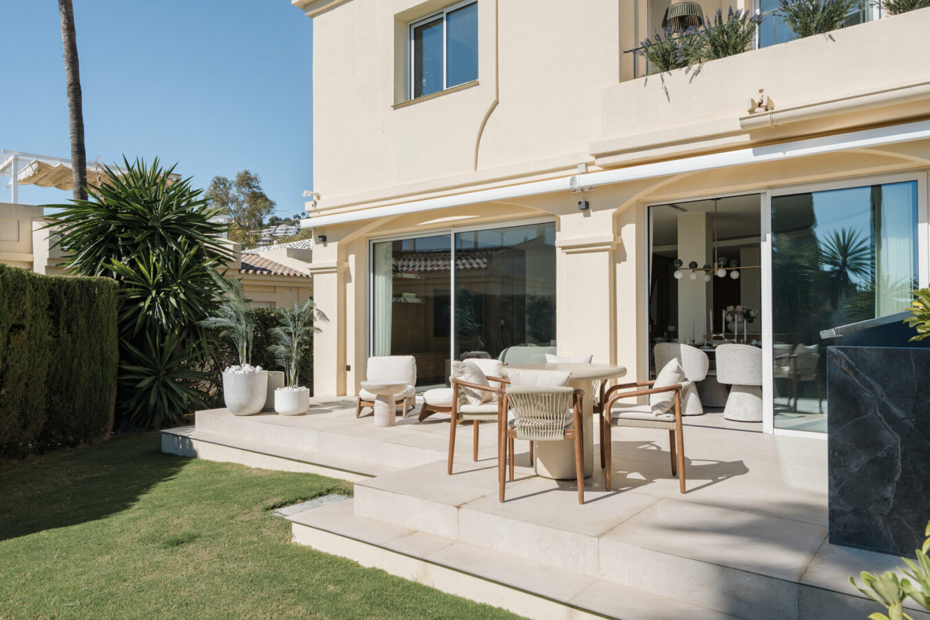 FOR SALE 🏡 Renovated Four-Bedroom Townhouse with Rooftop Jacuzzi and Panoramic Sea Views – La Quinta, Benahavís 🇪🇸