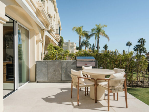 FOR SALE 🏡 Renovated Four-Bedroom Townhouse with Rooftop Jacuzzi and Panoramic Sea Views – La Quinta, Benahavís 🇪🇸