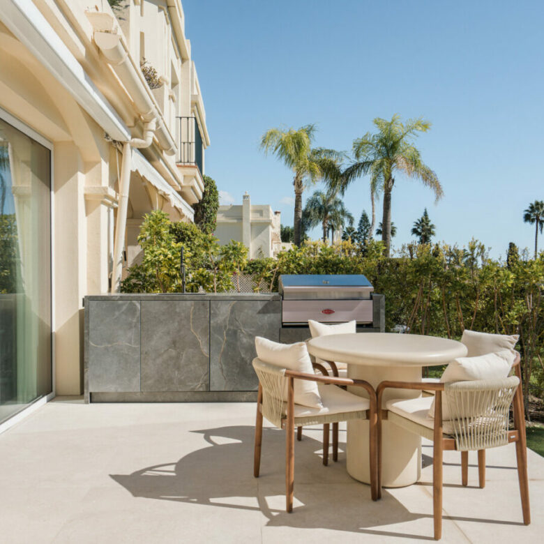 FOR SALE 🏡 Renovated Four-Bedroom Townhouse with Rooftop Jacuzzi and Panoramic Sea Views – La Quinta, Benahavís 🇪🇸