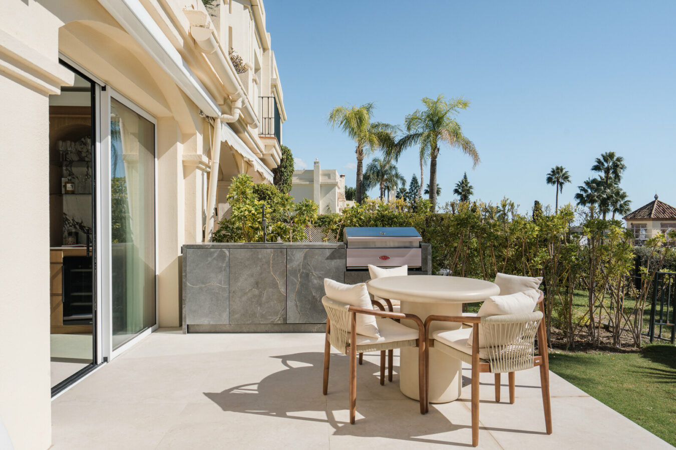 FOR SALE 🏡 Renovated Four-Bedroom Townhouse with Rooftop Jacuzzi and Panoramic Sea Views – La Quinta, Benahavís 🇪🇸