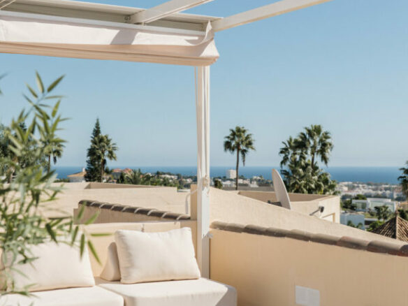 FOR SALE 🏡 Renovated Four-Bedroom Townhouse with Rooftop Jacuzzi and Panoramic Sea Views – La Quinta, Benahavís 🇪🇸