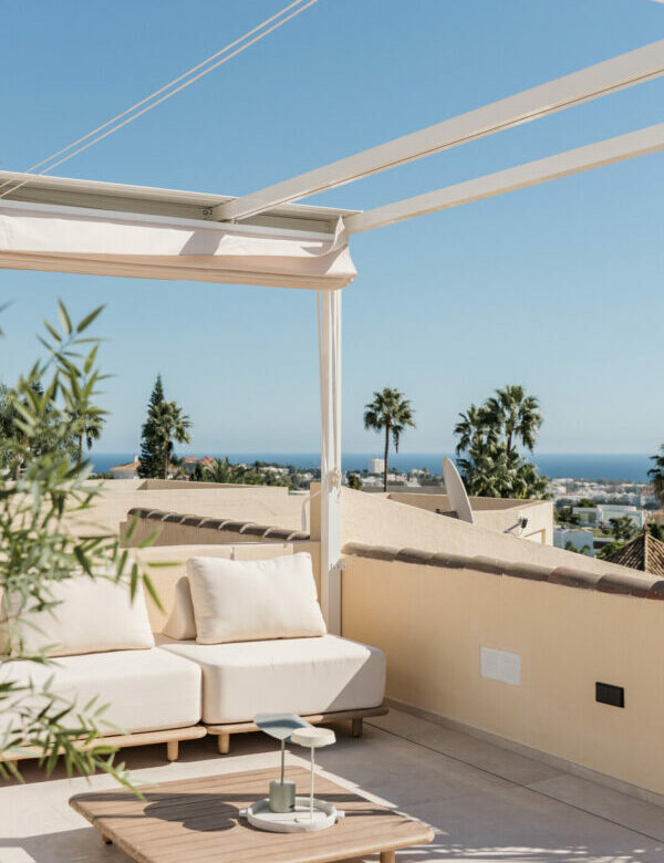 FOR SALE 🏡 Renovated Four-Bedroom Townhouse with Rooftop Jacuzzi and Panoramic Sea Views – La Quinta, Benahavís 🇪🇸