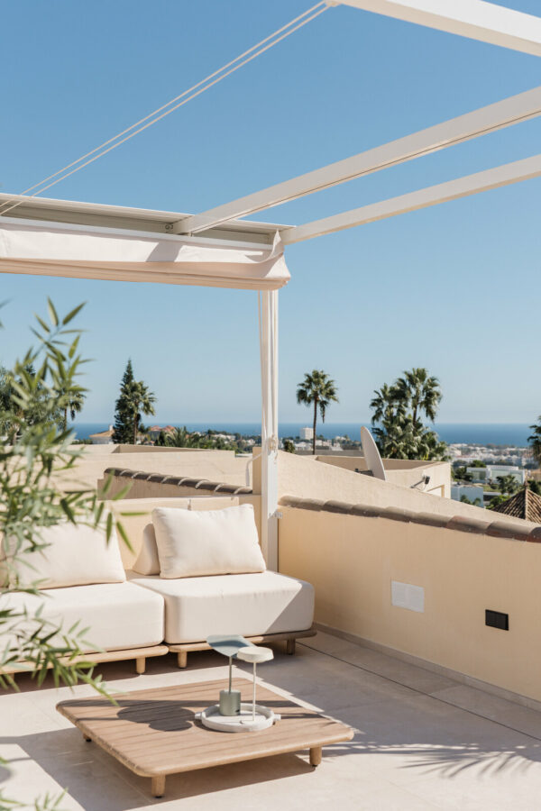 FOR SALE 🏡 Renovated Four-Bedroom Townhouse with Rooftop Jacuzzi and Panoramic Sea Views – La Quinta, Benahavís 🇪🇸
