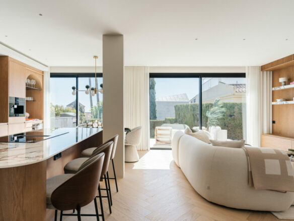 FOR SALE 🏡 Renovated Four-Bedroom Townhouse with Rooftop Jacuzzi and Panoramic Sea Views – La Quinta, Benahavís 🇪🇸