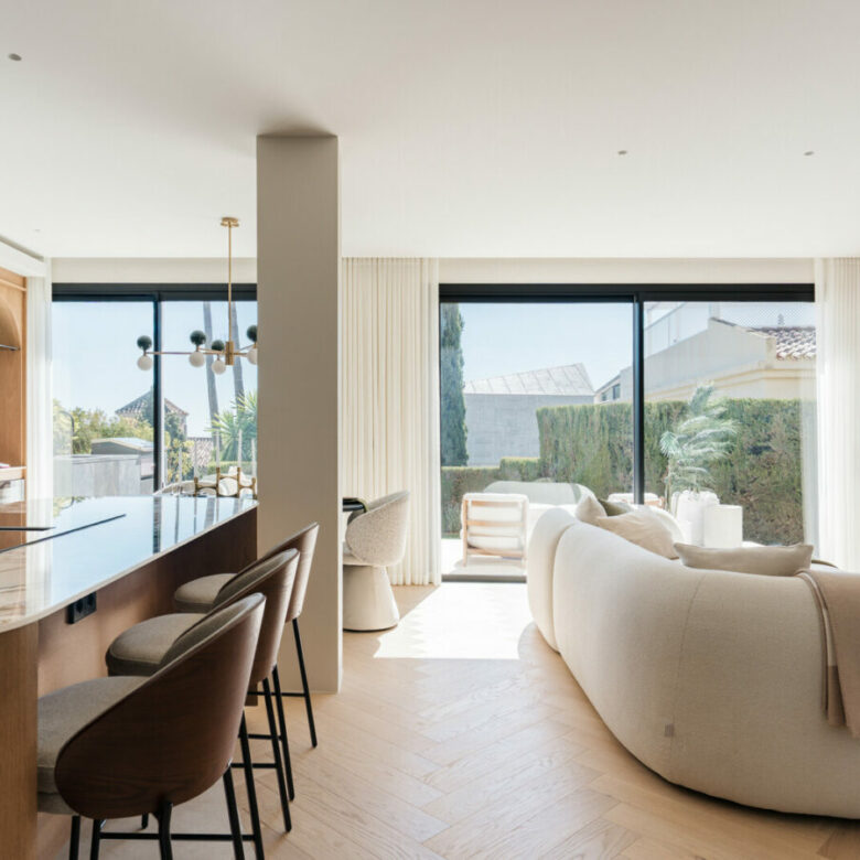 FOR SALE 🏡 Renovated Four-Bedroom Townhouse with Rooftop Jacuzzi and Panoramic Sea Views – La Quinta, Benahavís 🇪🇸