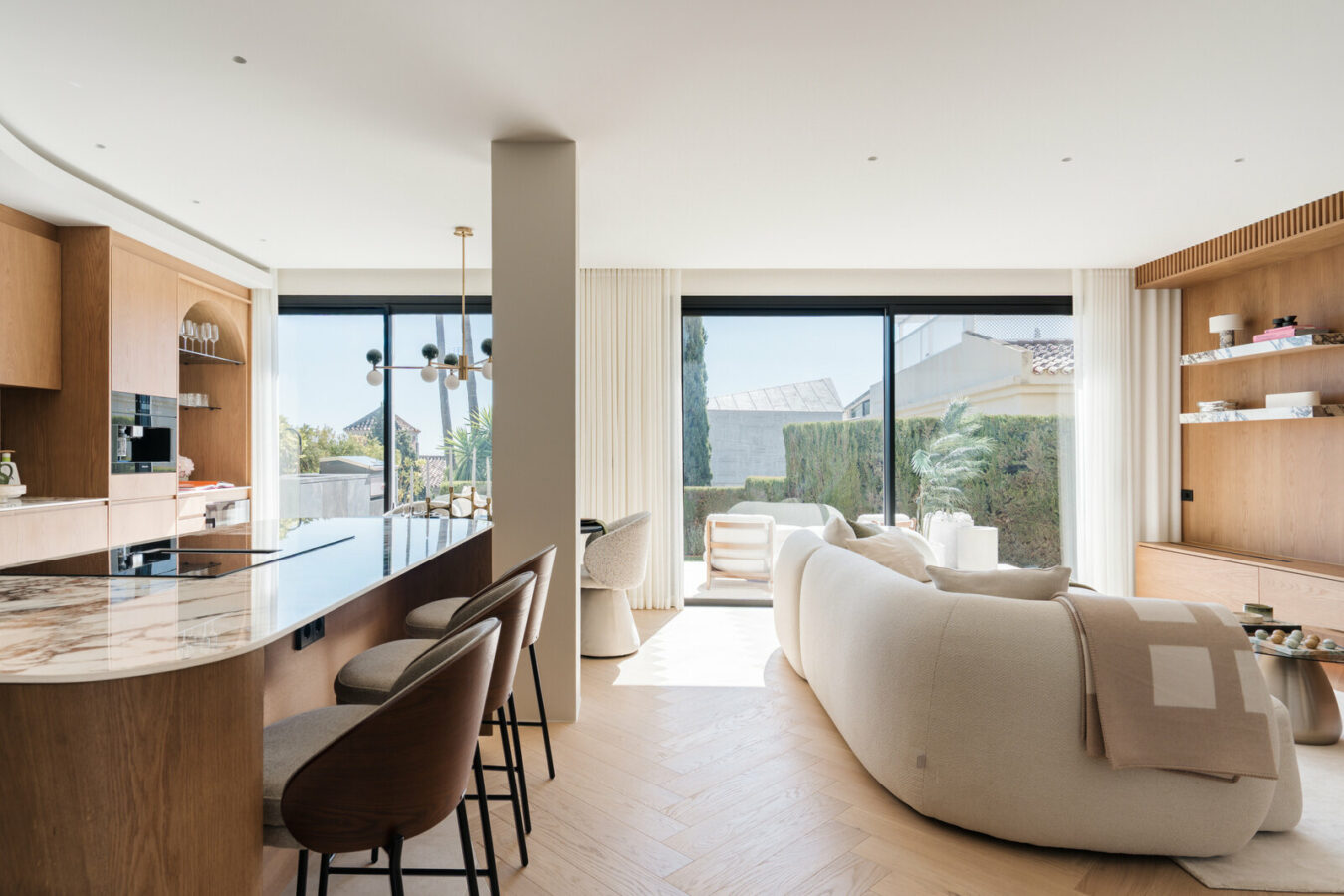 FOR SALE 🏡 Renovated Four-Bedroom Townhouse with Rooftop Jacuzzi and Panoramic Sea Views – La Quinta, Benahavís 🇪🇸