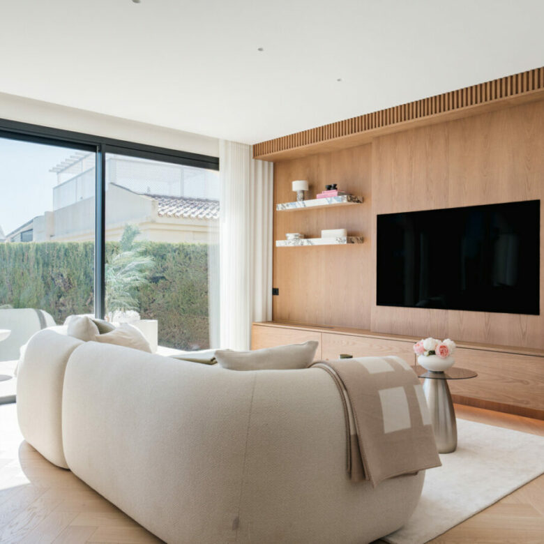 FOR SALE 🏡 Renovated Four-Bedroom Townhouse with Rooftop Jacuzzi and Panoramic Sea Views – La Quinta, Benahavís 🇪🇸