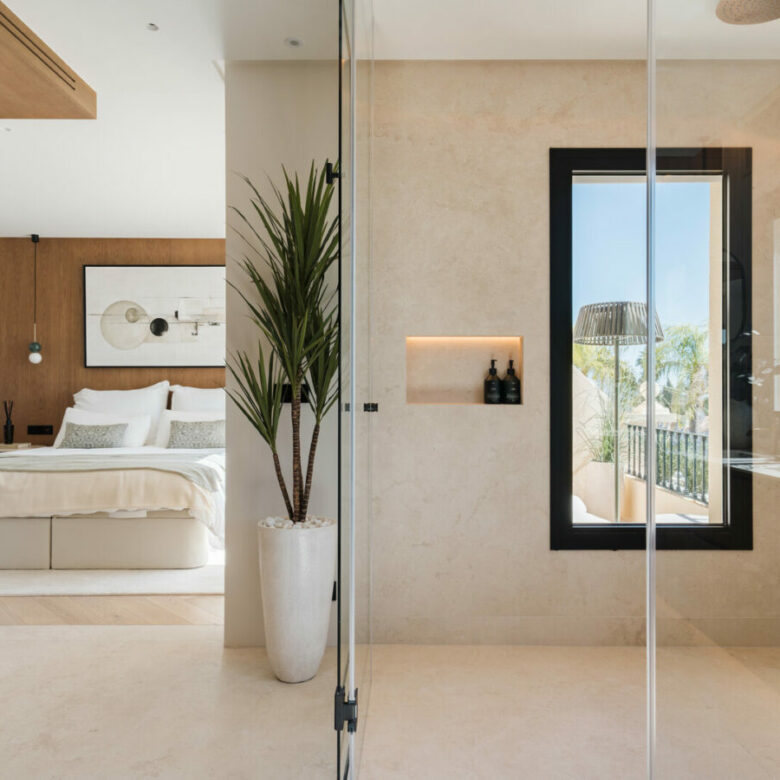 FOR SALE 🏡 Renovated Four-Bedroom Townhouse with Rooftop Jacuzzi and Panoramic Sea Views – La Quinta, Benahavís 🇪🇸