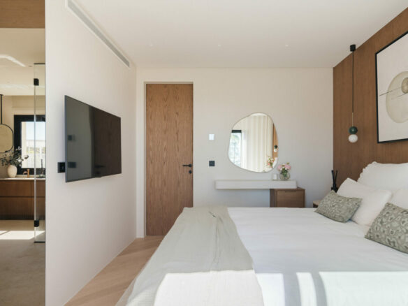 FOR SALE 🏡 Renovated Four-Bedroom Townhouse with Rooftop Jacuzzi and Panoramic Sea Views – La Quinta, Benahavís 🇪🇸