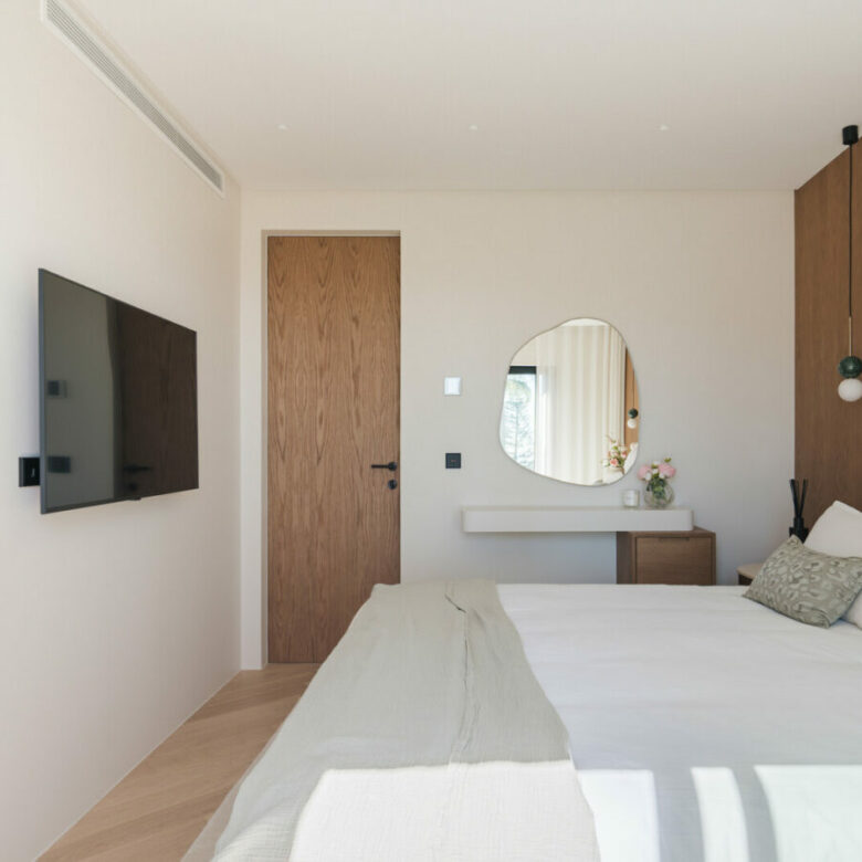 FOR SALE 🏡 Renovated Four-Bedroom Townhouse with Rooftop Jacuzzi and Panoramic Sea Views – La Quinta, Benahavís 🇪🇸