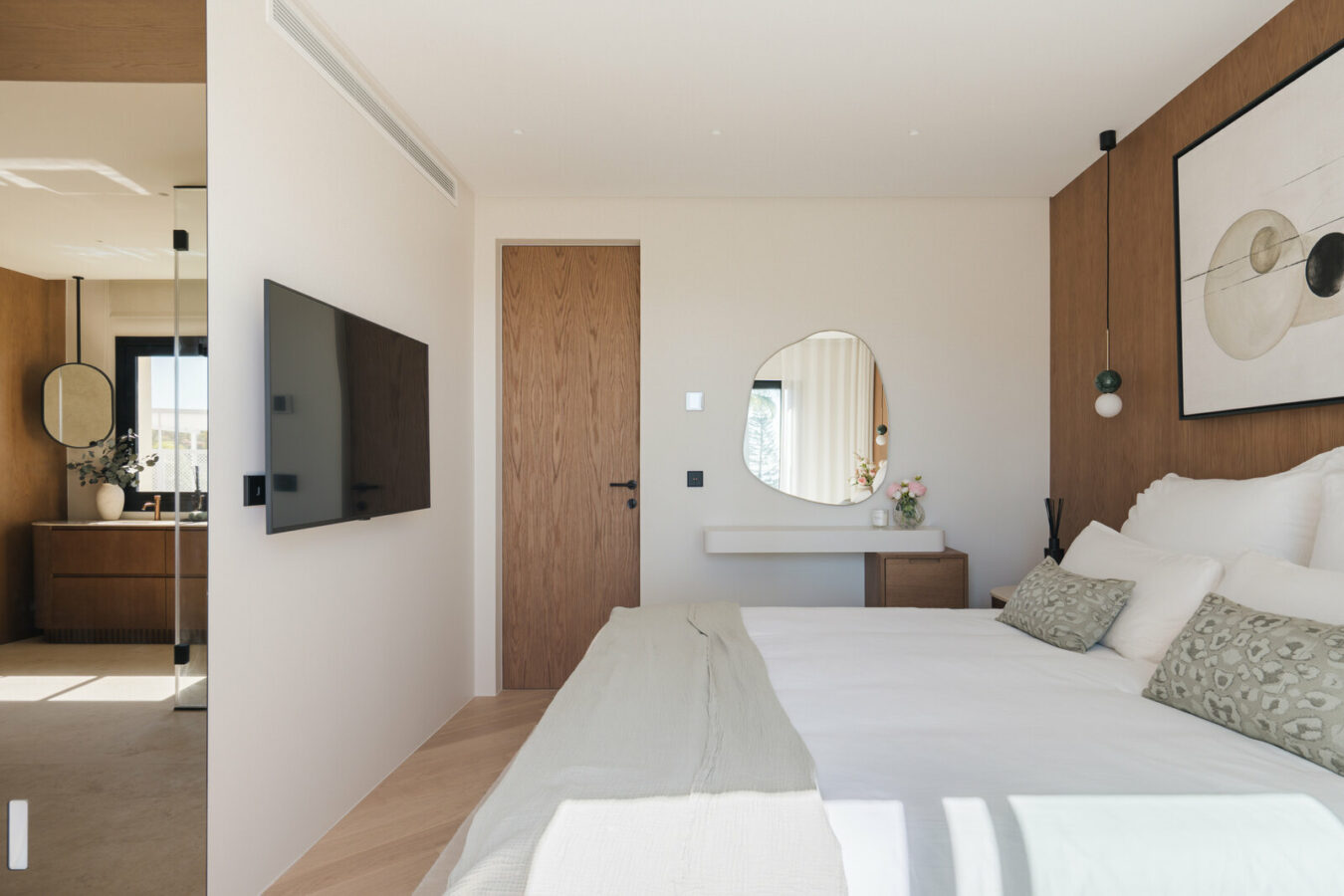 FOR SALE 🏡 Renovated Four-Bedroom Townhouse with Rooftop Jacuzzi and Panoramic Sea Views – La Quinta, Benahavís 🇪🇸