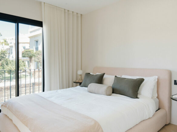 FOR SALE 🏡 Renovated Four-Bedroom Townhouse with Rooftop Jacuzzi and Panoramic Sea Views – La Quinta, Benahavís 🇪🇸