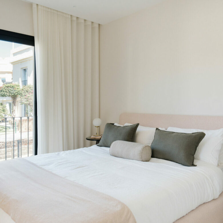 FOR SALE 🏡 Renovated Four-Bedroom Townhouse with Rooftop Jacuzzi and Panoramic Sea Views – La Quinta, Benahavís 🇪🇸