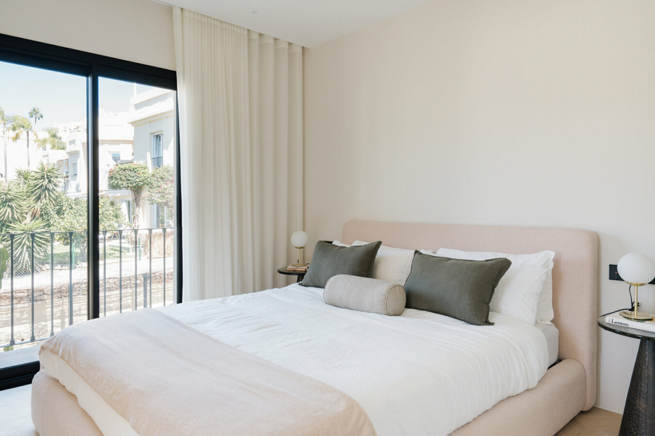 FOR SALE 🏡 Renovated Four-Bedroom Townhouse with Rooftop Jacuzzi and Panoramic Sea Views – La Quinta, Benahavís 🇪🇸