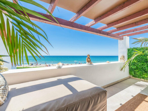 FOR SALE 🏡 Renovated Frontline Beach Townhouse with Private Garden and Jacuzzi – Las Chapas, Marbella East 🇪🇸