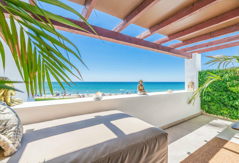 FOR SALE 🏡 Renovated Frontline Beach Townhouse with Private Garden and Jacuzzi – Las Chapas, Marbella East 🇪🇸
