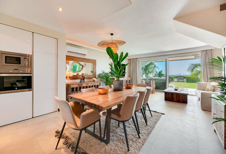 FOR SALE 🏡 Renovated Frontline Beach Townhouse with Private Garden and Jacuzzi – Las Chapas, Marbella East 🇪🇸