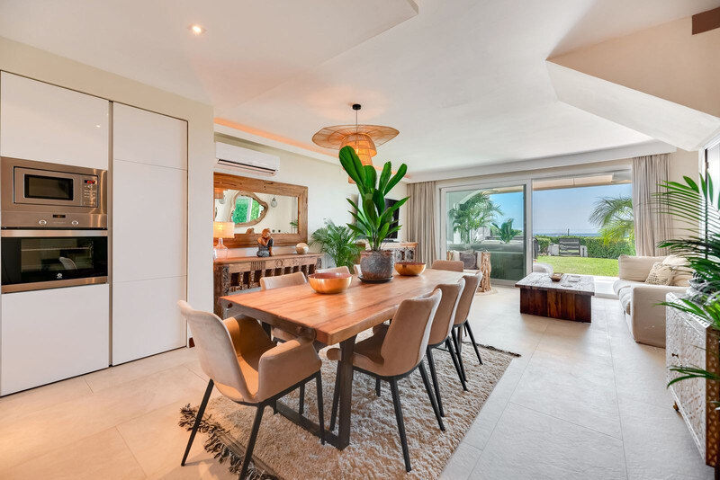 FOR SALE 🏡 Renovated Frontline Beach Townhouse with Private Garden and Jacuzzi – Las Chapas, Marbella East 🇪🇸