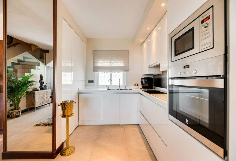 FOR SALE 🏡 Renovated Frontline Beach Townhouse with Private Garden and Jacuzzi – Las Chapas, Marbella East 🇪🇸