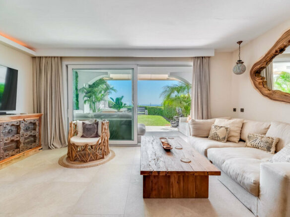 FOR SALE 🏡 Renovated Frontline Beach Townhouse with Private Garden and Jacuzzi – Las Chapas, Marbella East 🇪🇸
