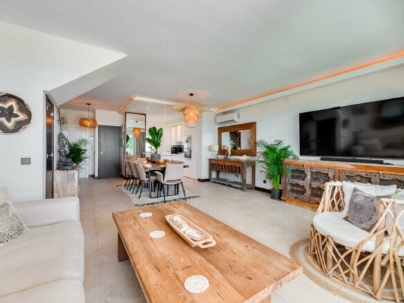 FOR SALE 🏡 Renovated Frontline Beach Townhouse with Private Garden and Jacuzzi – Las Chapas, Marbella East 🇪🇸