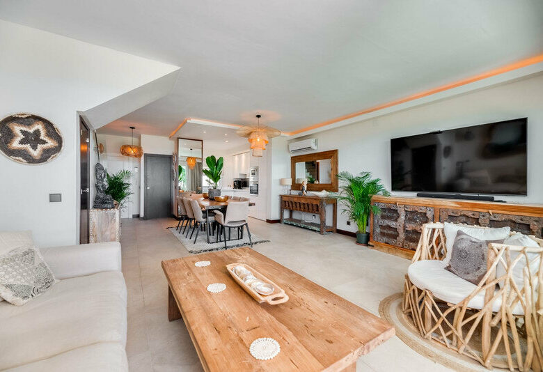 FOR SALE 🏡 Renovated Frontline Beach Townhouse with Private Garden and Jacuzzi – Las Chapas, Marbella East 🇪🇸