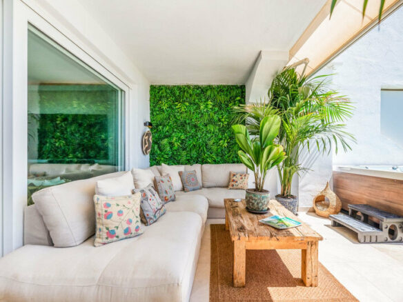 FOR SALE 🏡 Renovated Frontline Beach Townhouse with Private Garden and Jacuzzi – Las Chapas, Marbella East 🇪🇸
