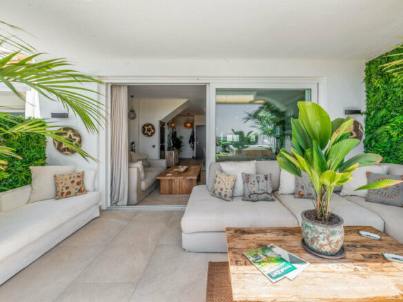 FOR SALE 🏡 Renovated Frontline Beach Townhouse with Private Garden and Jacuzzi – Las Chapas, Marbella East 🇪🇸