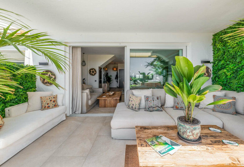 FOR SALE 🏡 Renovated Frontline Beach Townhouse with Private Garden and Jacuzzi – Las Chapas, Marbella East 🇪🇸