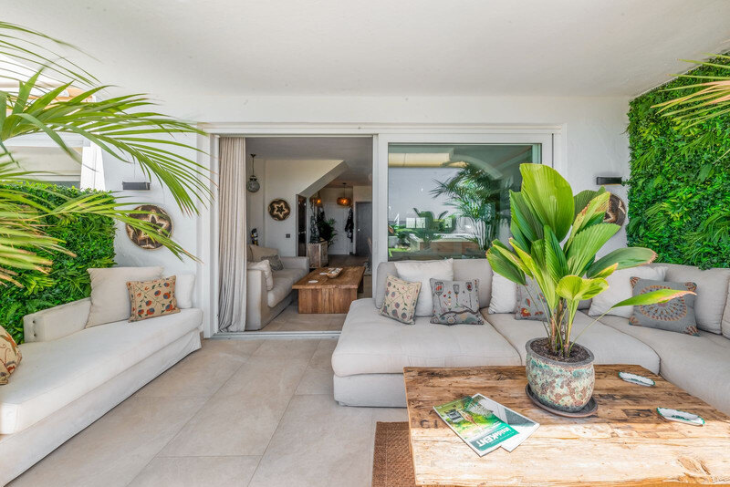 FOR SALE 🏡 Renovated Frontline Beach Townhouse with Private Garden and Jacuzzi – Las Chapas, Marbella East 🇪🇸