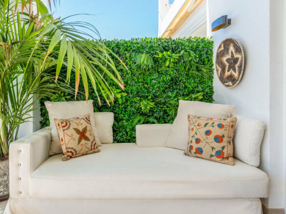 FOR SALE 🏡 Renovated Frontline Beach Townhouse with Private Garden and Jacuzzi – Las Chapas, Marbella East 🇪🇸