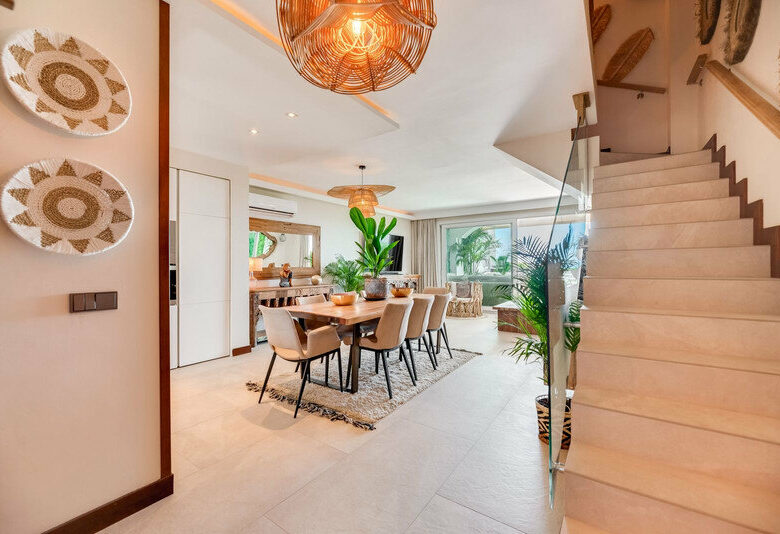 FOR SALE 🏡 Renovated Frontline Beach Townhouse with Private Garden and Jacuzzi – Las Chapas, Marbella East 🇪🇸